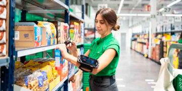 Empleado de Mercadona colocando productos en un supermercado de Madrid con contrato fijo sin experiencia previa