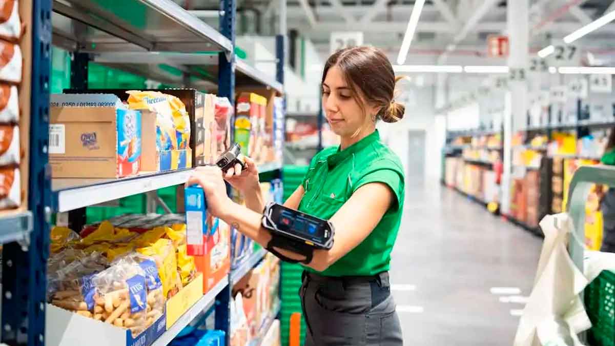 Empleado de Mercadona colocando productos en un supermercado de Madrid con contrato fijo sin experiencia previa