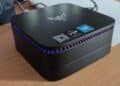 Mini PC NiPoGi AK1 Plus con procesador Intel Alder Lake N95 y Windows 11 Pro en escritorio.