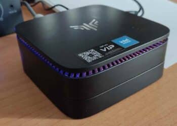 Mini PC NiPoGi AK1 Plus con procesador Intel Alder Lake N95 y Windows 11 Pro en escritorio.