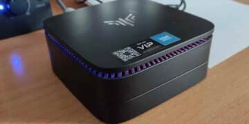 Mini PC NiPoGi AK1 Plus con procesador Intel Alder Lake N95 y Windows 11 Pro en escritorio.
