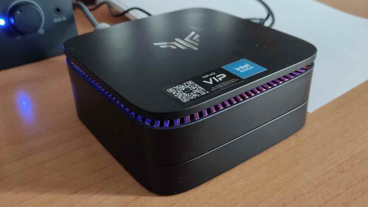 Mini PC NiPoGi AK1 Plus con procesador Intel Alder Lake N95 y Windows 11 Pro en escritorio.
