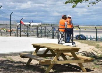 Zona Spotters del aeropuerto de Barajas con mesa de pícnic y vistas a los aviones en la pista.