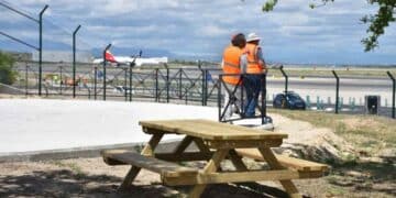 Zona Spotters del aeropuerto de Barajas con mesa de pícnic y vistas a los aviones en la pista.