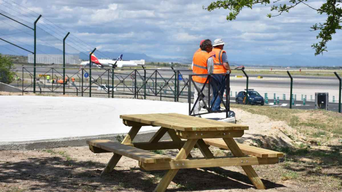 Zona Spotters del aeropuerto de Barajas con mesa de pícnic y vistas a los aviones en la pista.