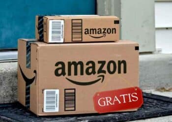 Paquetes de Amazon en una puerta con cartel gratis por envío duplicado de monitor OLED.