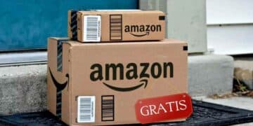 Paquetes de Amazon en una puerta con cartel gratis por envío duplicado de monitor OLED.