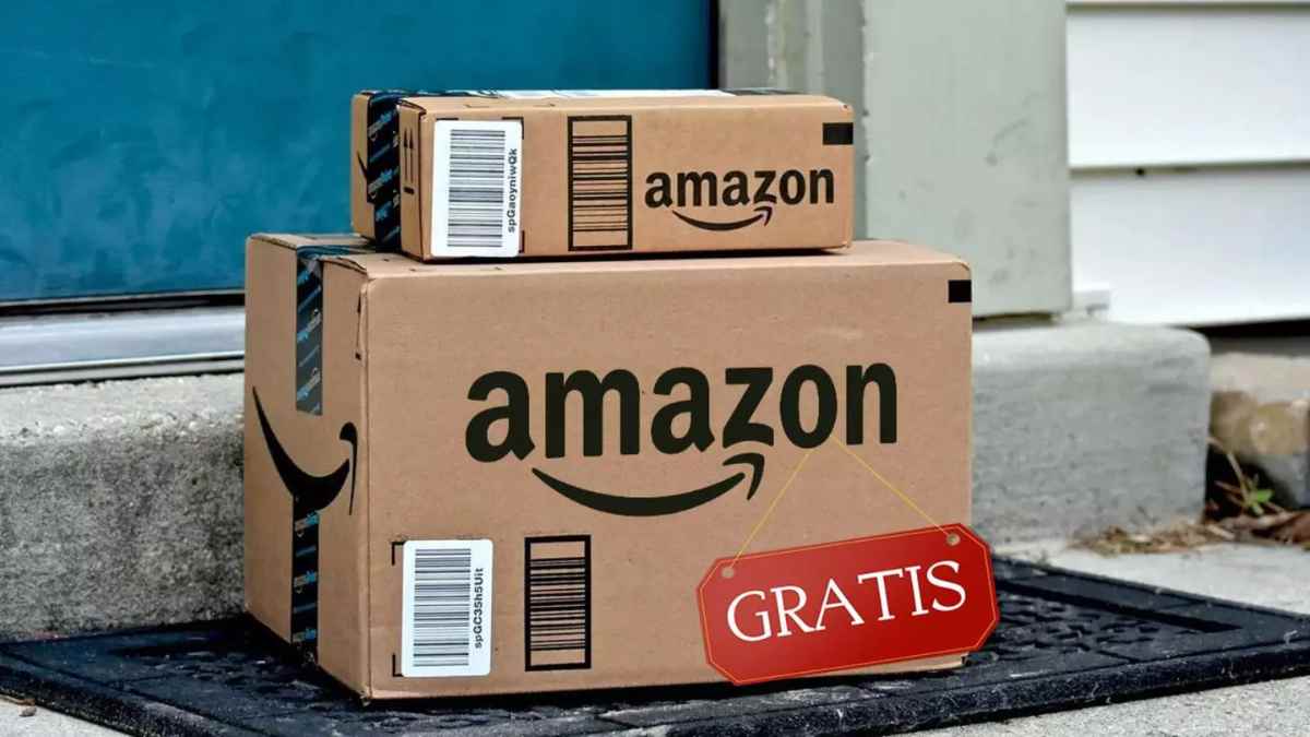 Paquetes de Amazon en una puerta con cartel gratis por envío duplicado de monitor OLED.