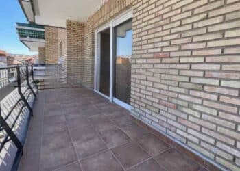 Terraza de piso en alquiler en Arganda del Rey, municipio más barato de Madrid en 2025.