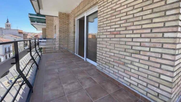 Terraza de piso en alquiler en Arganda del Rey, municipio más barato de Madrid en 2025.