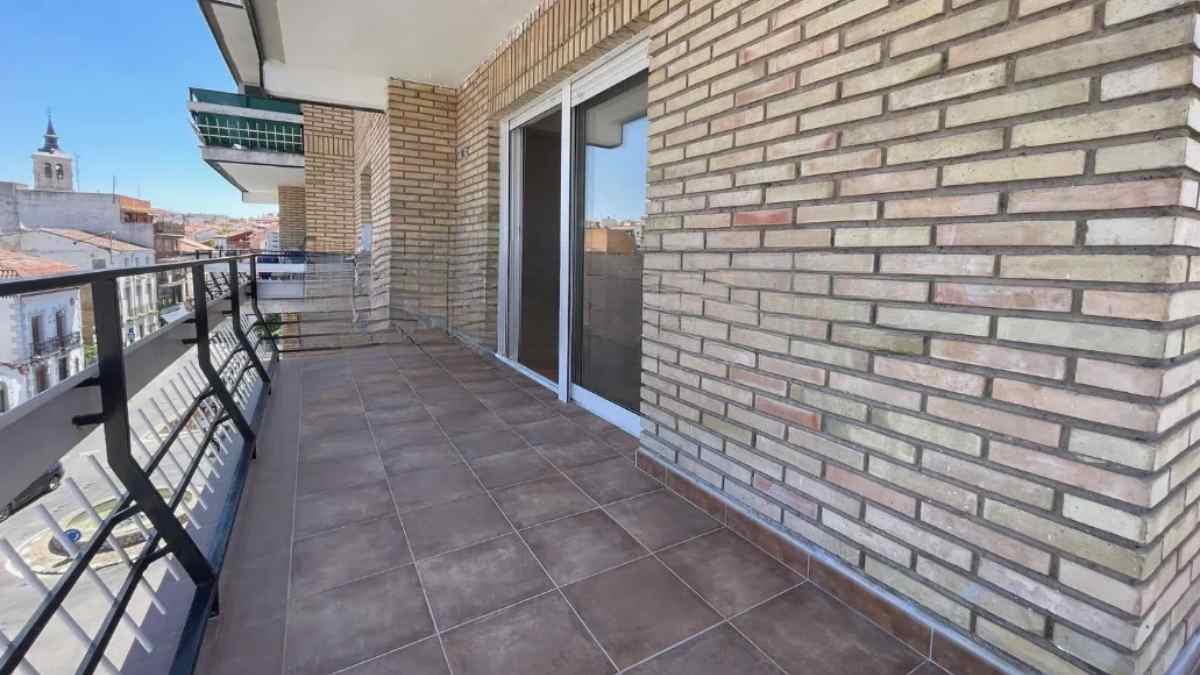 Terraza de piso en alquiler en Arganda del Rey, municipio más barato de Madrid en 2025.