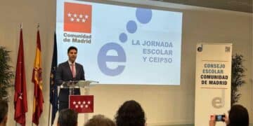 Portavoz de la Comunidad de Madrid presenta el nuevo horario escolar madrileño con jornada partida en dos tramos obligatorios.