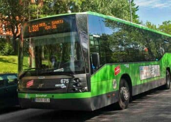 Autobús interurbano verde del nuevo mapa de autobuses en Madrid con 23 líneas más y 487 rutas.
