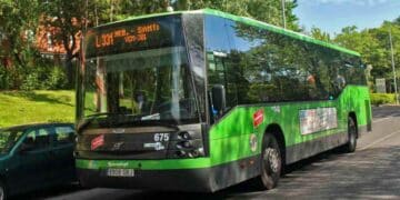 Autobús interurbano verde del nuevo mapa de autobuses en Madrid con 23 líneas más y 487 rutas.