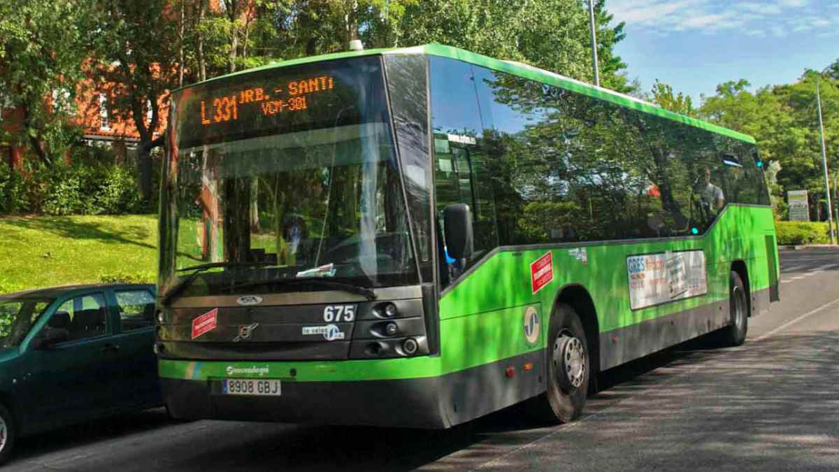 Autobús interurbano verde del nuevo mapa de autobuses en Madrid con 23 líneas más y 487 rutas.