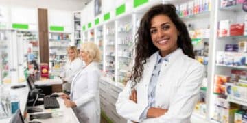 Titulados de FP en sanidad trabajando en farmacia con alta empleabilidad”