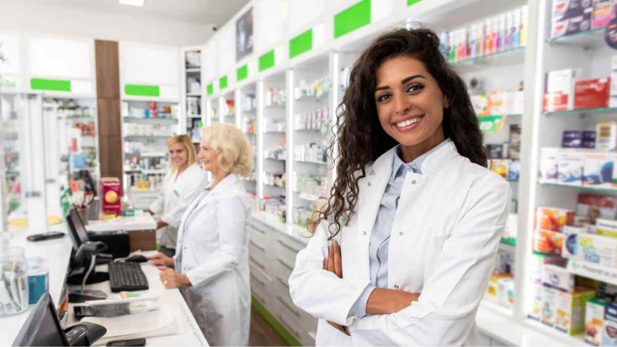 Titulados de FP en sanidad trabajando en farmacia con alta empleabilidad”