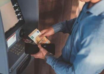 Pensionista sacando dinero en cajero por pago de pensiones agosto 2025.