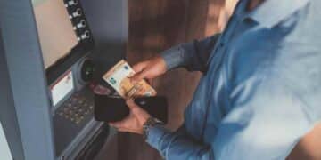 Pensionista sacando dinero en cajero por pago de pensiones agosto 2025.