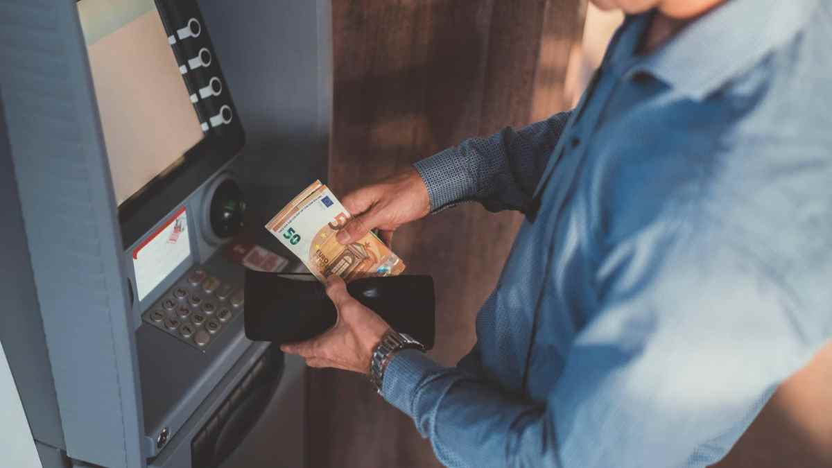 Pensionista sacando dinero en cajero por pago de pensiones agosto 2025.