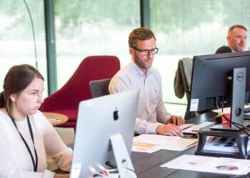 Auxiliares administrativos trabajando en oficina Ayuntamiento de Parla.