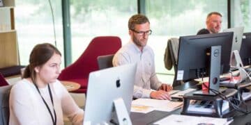 Auxiliares administrativos trabajando en oficina Ayuntamiento de Parla.