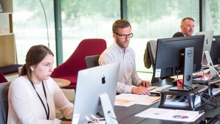 Auxiliares administrativos trabajando en oficina Ayuntamiento de Parla.