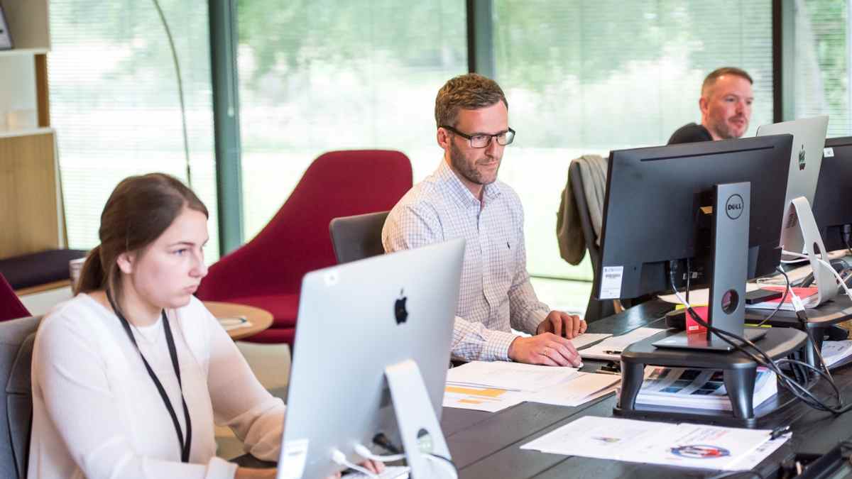 Auxiliares administrativos trabajando en oficina Ayuntamiento de Parla.