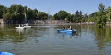 Personas navegando en barca por la laguna del Parque de la Laguna Carrizal en Collado Villalba, Madrid.