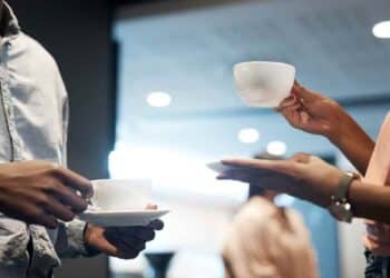 Trabajadores disfrutando de la pausa de quince minutos para el café reconocida por el Estatuto de los Trabajadores.