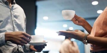 Trabajadores disfrutando de la pausa de quince minutos para el café reconocida por el Estatuto de los Trabajadores.