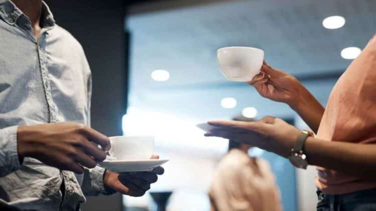Trabajadores disfrutando de la pausa de quince minutos para el café reconocida por el Estatuto de los Trabajadores.