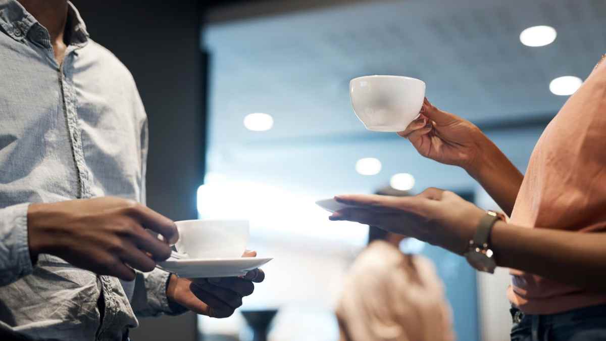 Trabajadores disfrutando de la pausa de quince minutos para el café reconocida por el Estatuto de los Trabajadores.