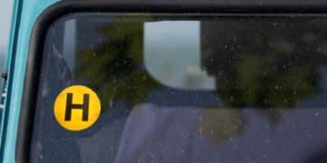 Pegatina H de la DGT en parabrisas de coche histórico.