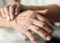 Manos con temblores por Parkinson, pensión 100% Seguridad Social.