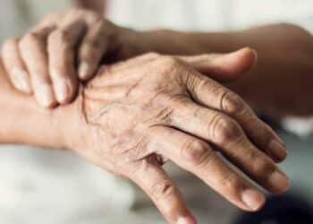 Manos con temblores por Parkinson, pensión 100% Seguridad Social.