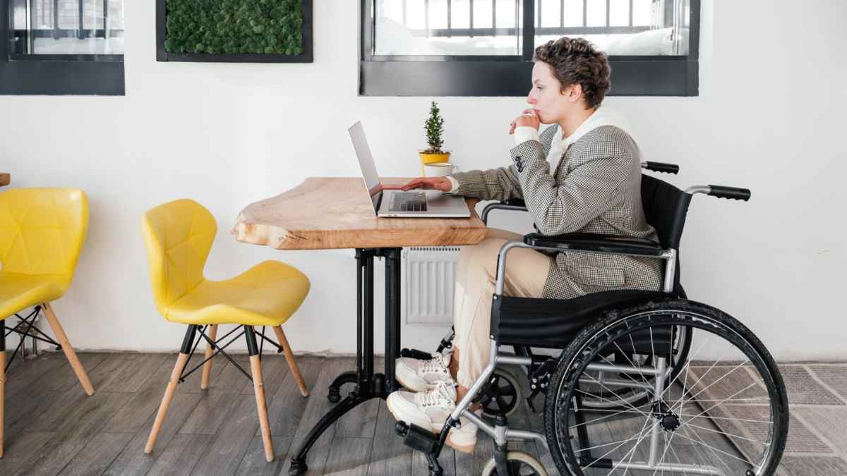 mujer-en-silla-de-ruedas-trabajando-ordenador-pension-incapacidad-permanente.