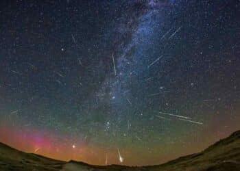 Lluvia de estrellas Perseidas 2025 en cielo nocturno sin contaminación lumínica en Madrid.