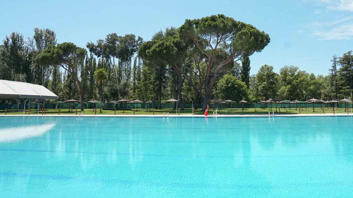 Piscina olímpica del Club Somontes junto al Monte de El Pardo abierta al público.