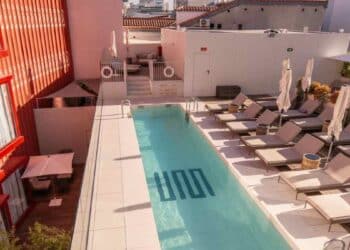 Piscina en la azotea del UMusic Hotel Madrid en el centro, plan de verano para el puente del 15 de agosto.