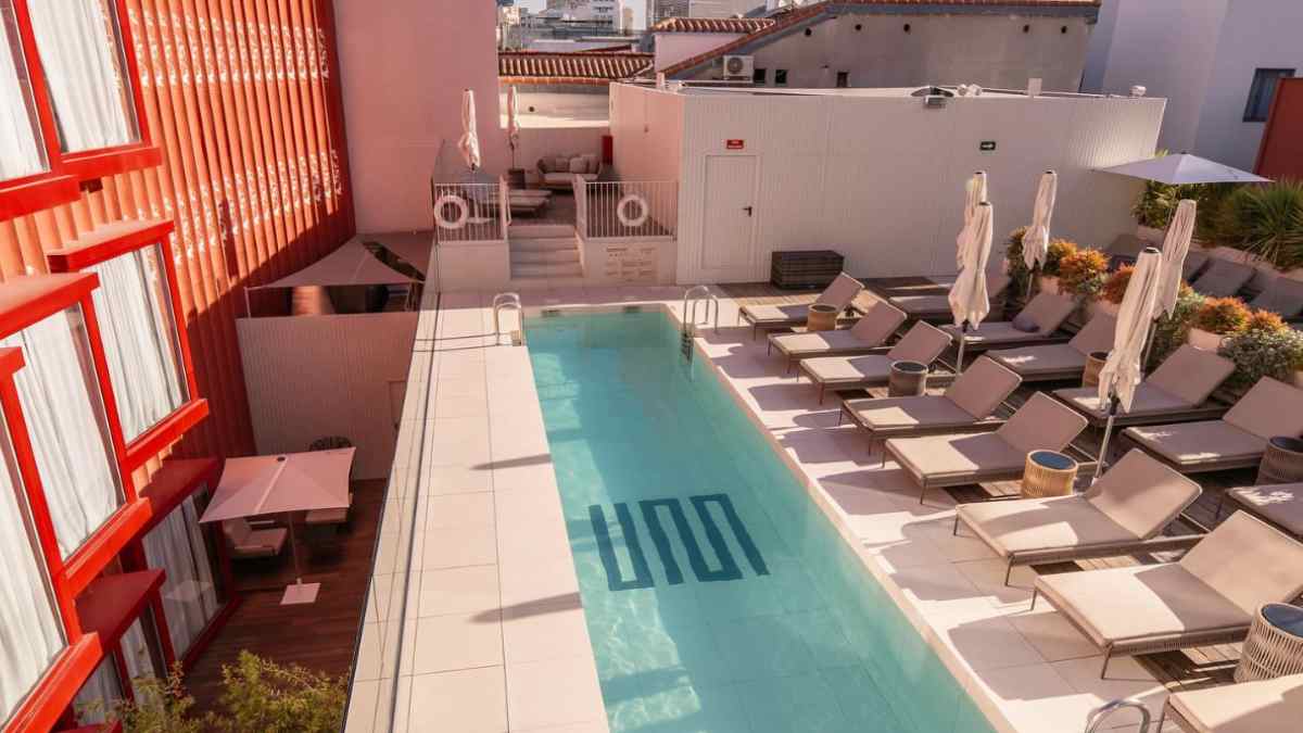 Piscina en la azotea del UMusic Hotel Madrid en el centro, plan de verano para el puente del 15 de agosto.