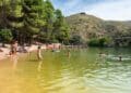 Playa de Bolarque en Guadalajara con bañistas y pinares, a 1 hora y media de Madrid.