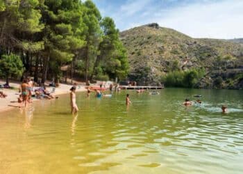 Playa de Bolarque en Guadalajara con bañistas y pinares, a 1 hora y media de Madrid.