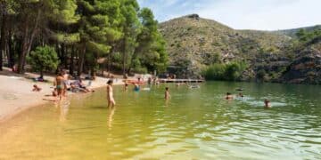 Playa de Bolarque en Guadalajara con bañistas y pinares, a 1 hora y media de Madrid.