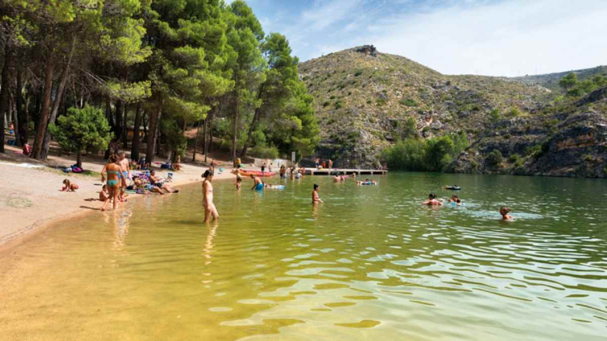 Playa de Bolarque en Guadalajara con bañistas y pinares, a 1 hora y media de Madrid.
