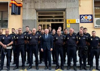 Agentes de la Policía Nacional en Jefatura Superior tras convocatoria BOE 2025.