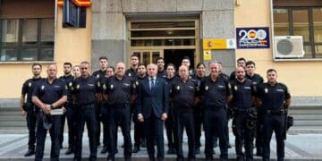 Agentes de la Policía Nacional en Jefatura Superior tras convocatoria BOE 2025.