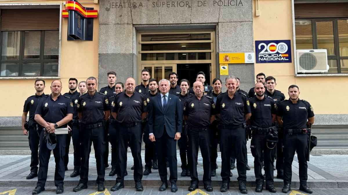 Agentes de la Policía Nacional en Jefatura Superior tras convocatoria BOE 2025.