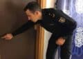 Policía Nacional revisa marcas en puertas de viviendas en Madrid para prevenir robos.