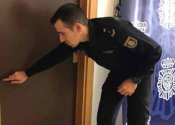 Policía Nacional revisa marcas en puertas de viviendas en Madrid para prevenir robos.